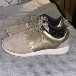 Nude suede nike roshe.